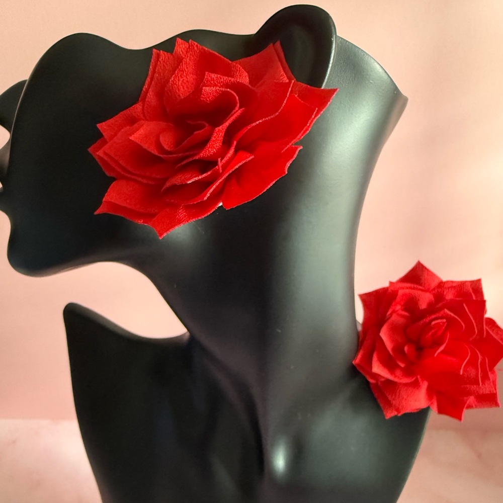 (NEW NWT) Elegant Red Floral Earrings